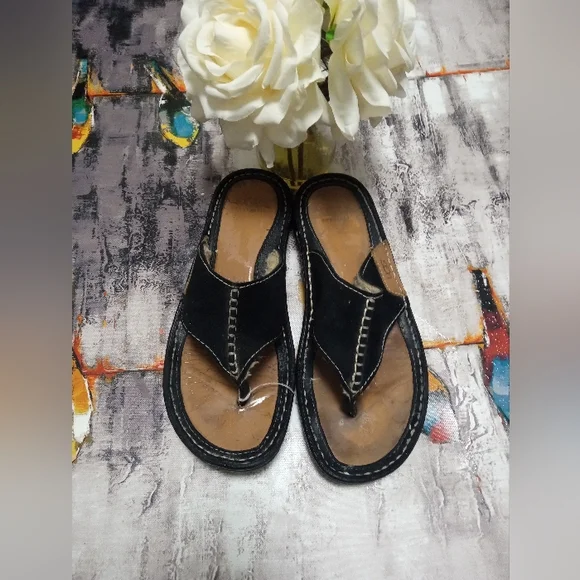 UGG , Australia 1610 Slippers, with Shearling Lining, Size 8, Black Seude - Picture 4 of 5